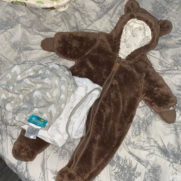 BABY BEAR SUIT & 2 VELCRO BILOBAN SWADDLES - Picture 1 of 2